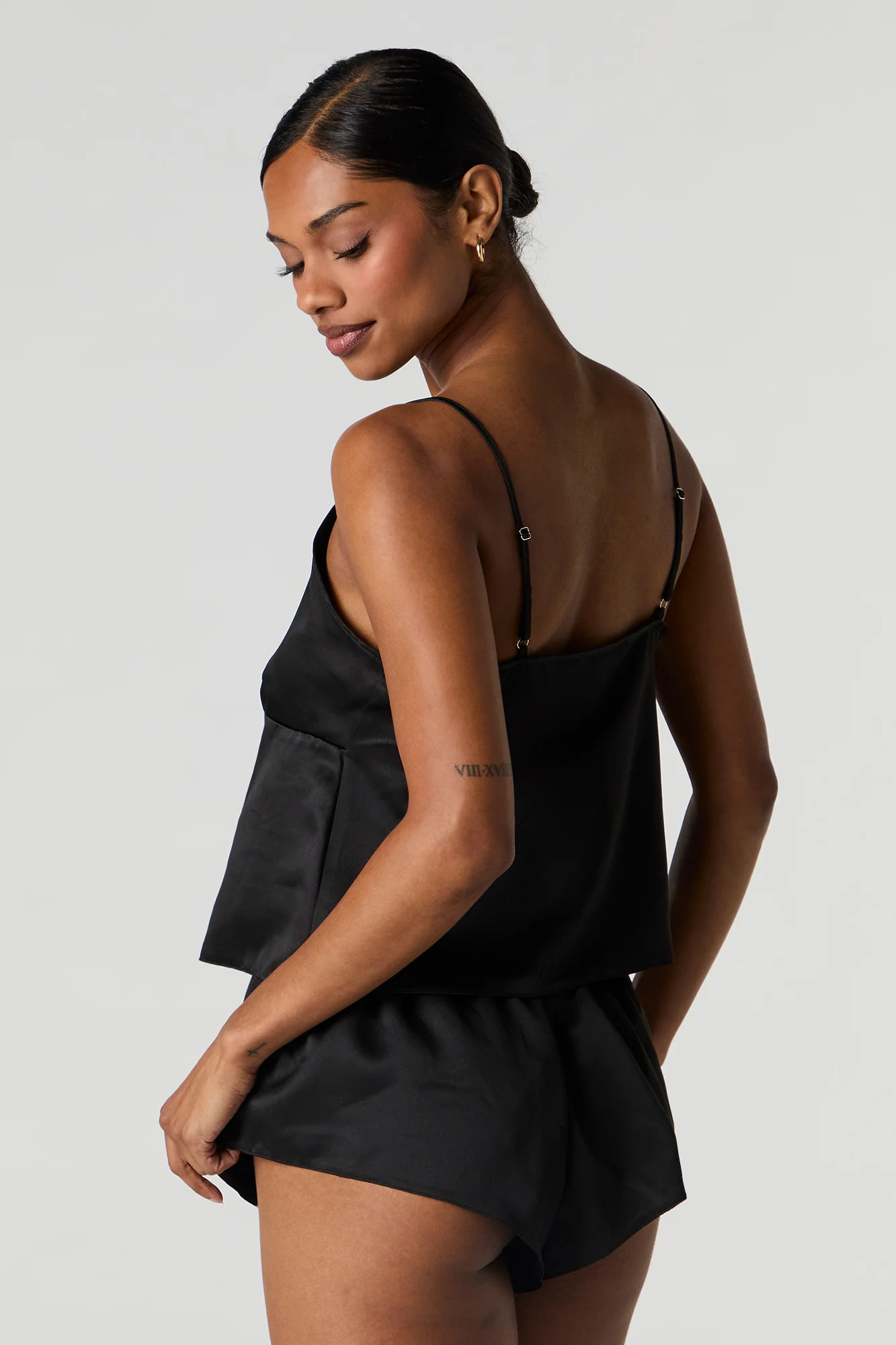 Ensemble pyjama avec débardeur de style nuisette et short en satin - Image 5