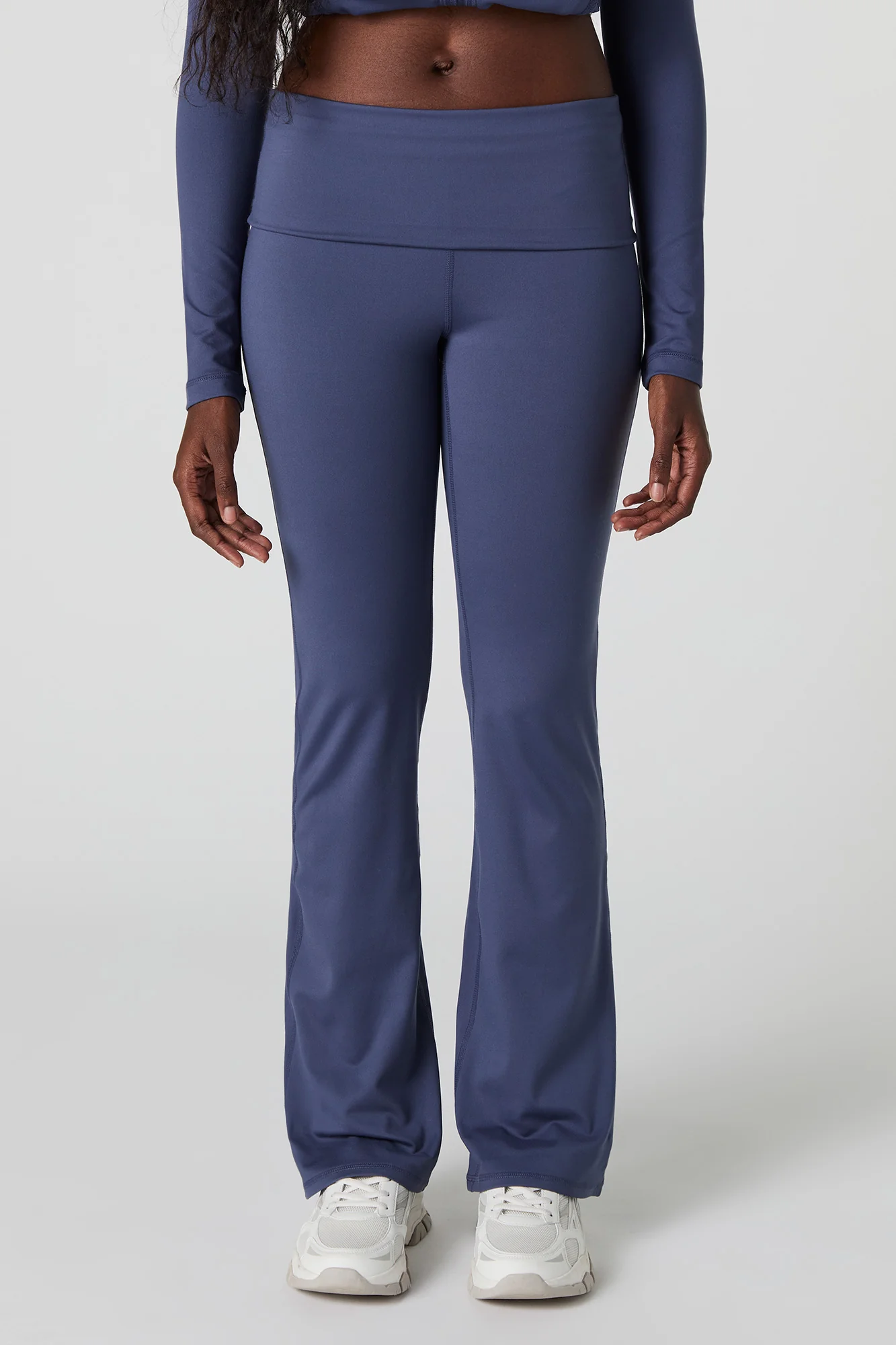 Pantalon à jambe évasée et taille repliée Active - Image 12
