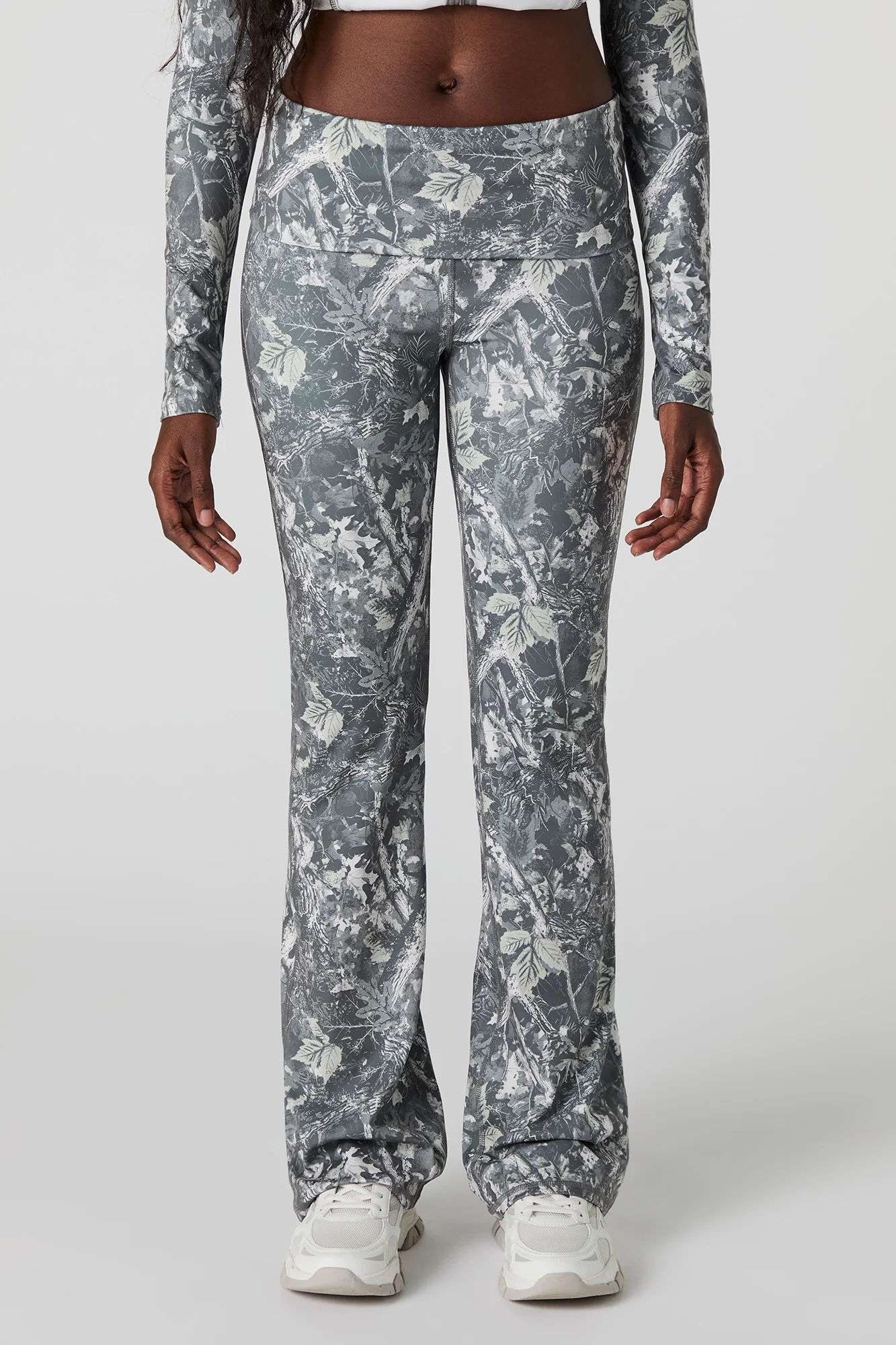 Pantalon à jambe évasée et taille repliée Active - Image 14